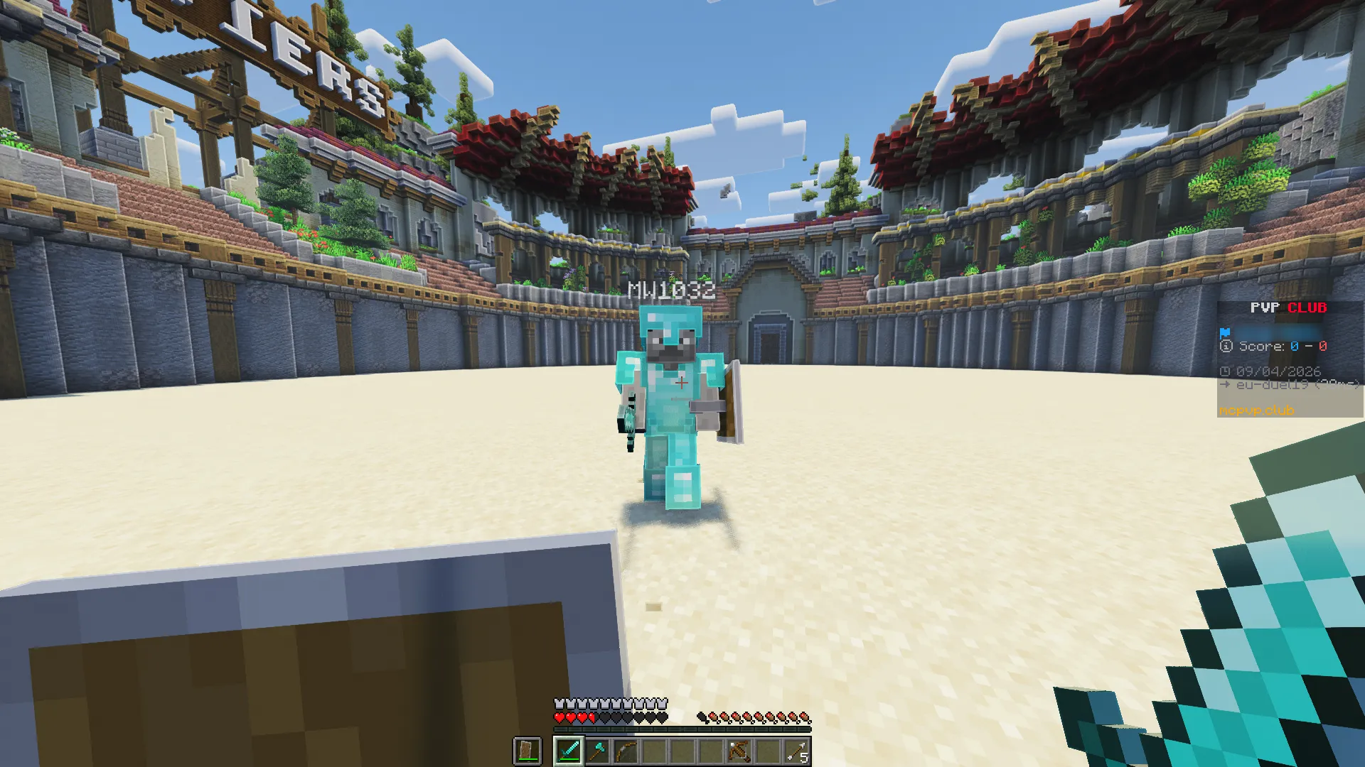 PvP duel na mcpvp.club v pískové aréně se scoreboardem PVP CLUB
