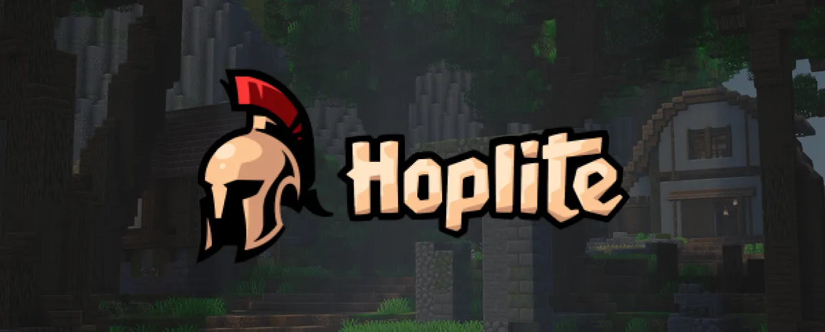 Logo Hoplite s řeckou přilbou nad Minecraft lesem a dřevěnou chatou