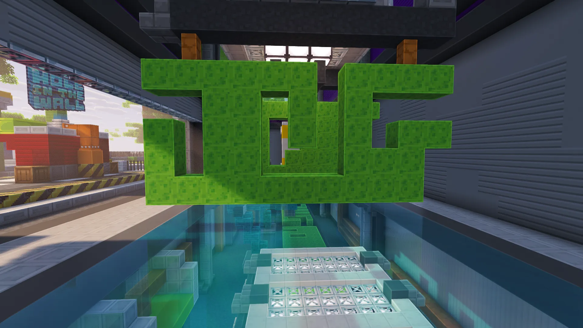 MCC Island Hole in the Wall lobby s nápisem ze slime bloků nad vodou